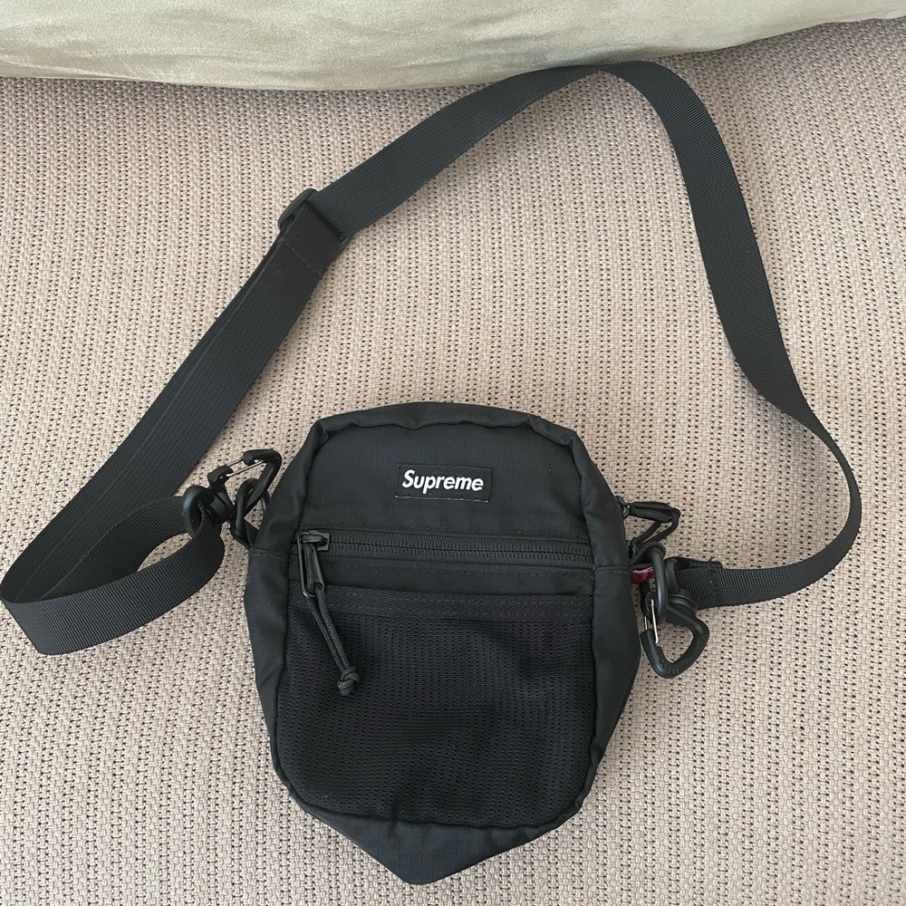 Supreme fw17 shoulder bag small
Black color

Great preowned condition.
